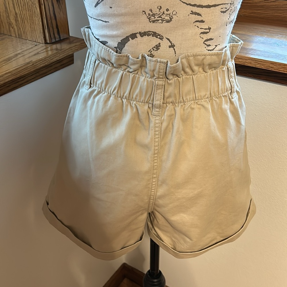H&M Women's Tan Shorts Size 6